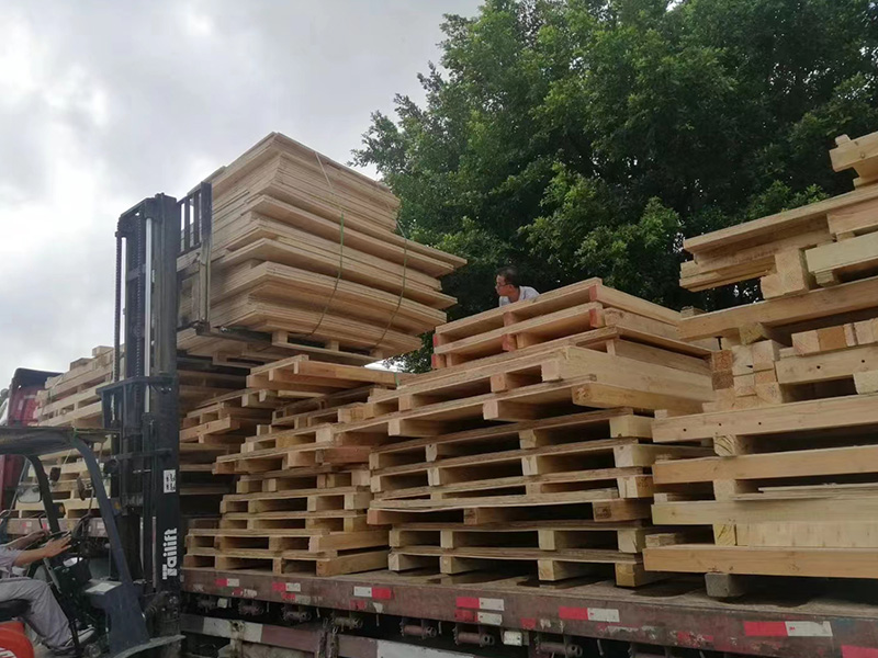 國内普通(tong)木箱裝車現(xian)場