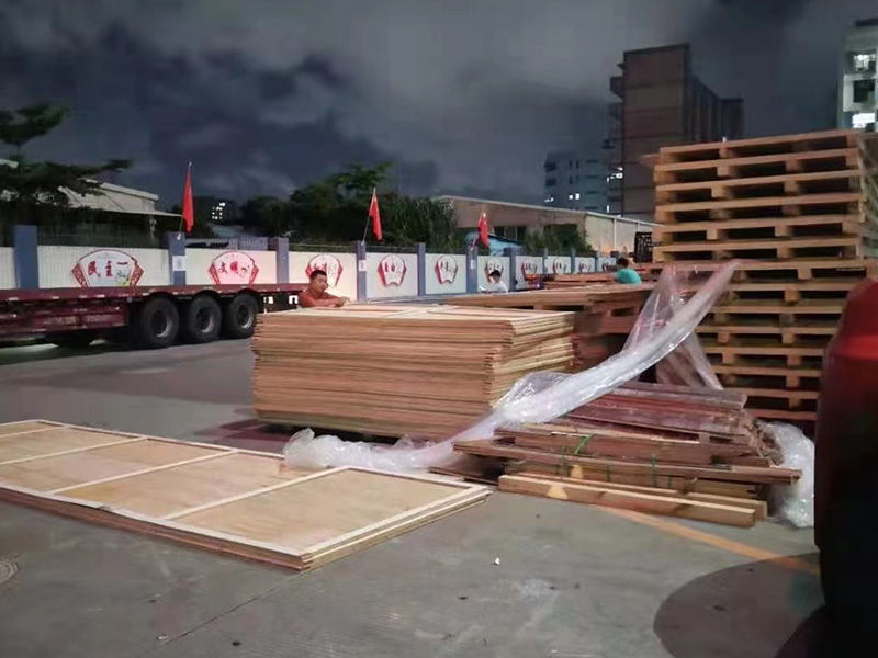 深(shen)圳石岩某(mǒu)重型設備(bei)包裝